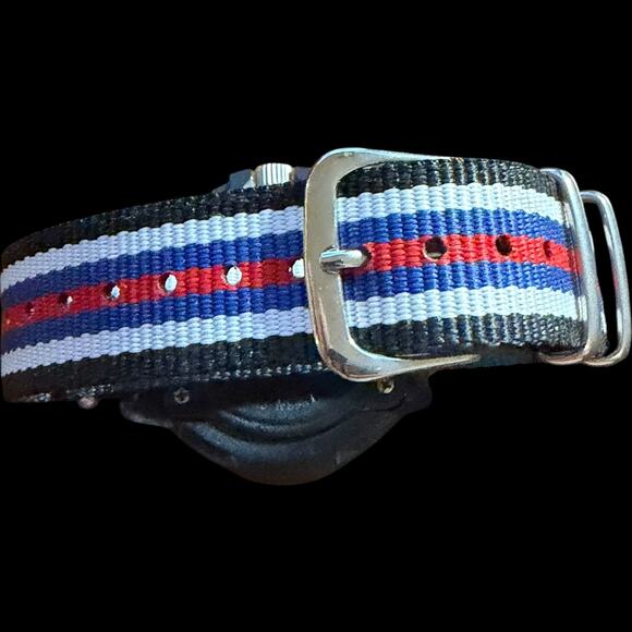 Luminox Swiss Quartz Dive Watch Blue Dial 200M Water Resistant NATO Strap main image 4
